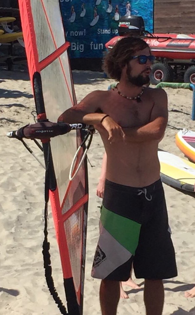 NeuenNico's tweet photo. @KrebsYves Wäre mal spannend zu wissen, was bei uns alles an #Sportarten zu finden ist ;) Mache sonst gleich den Anfang mit einem Bild aus meiner Zeit als #Windsurfinstructor in Kos. https://t.co/tSVFFSvaWv