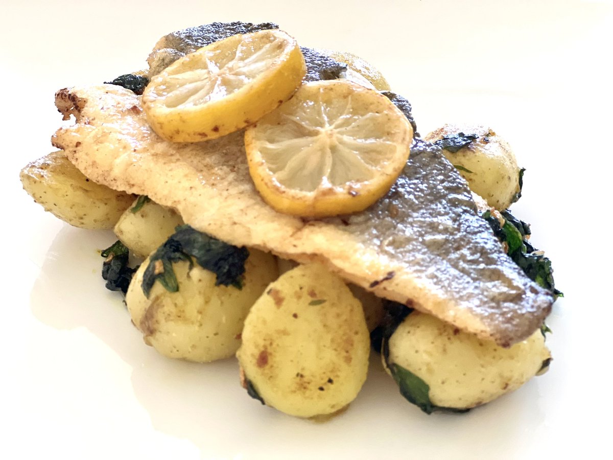 neesha2407's tweet photo. Pan Fried Sea Bass with SautΓ©ed Baby Potatoes in some seriously delicious Spinach and Garlic Butter goodness!
#seabass #mysundaylunch #sundaylunch #diychef #lunchforone #goodfood https://t.co/094PvS5W73