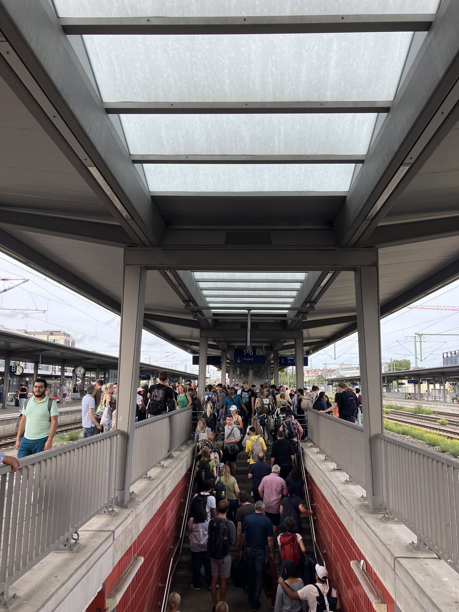 Wegen einer Stellwerkstörung wird der Zugverkehr von München nach Nürnberg über den Ostbahnhof geleitet. Nur <a href="/DB_Info/">Deutsche Bahn Verkehrsmeldungen</a>, auf welchem Gleis fährt der Zug?! Die App ist hier nicht hilfreich, die Anzahl ratloser Passagiere nimmt stetig zu..