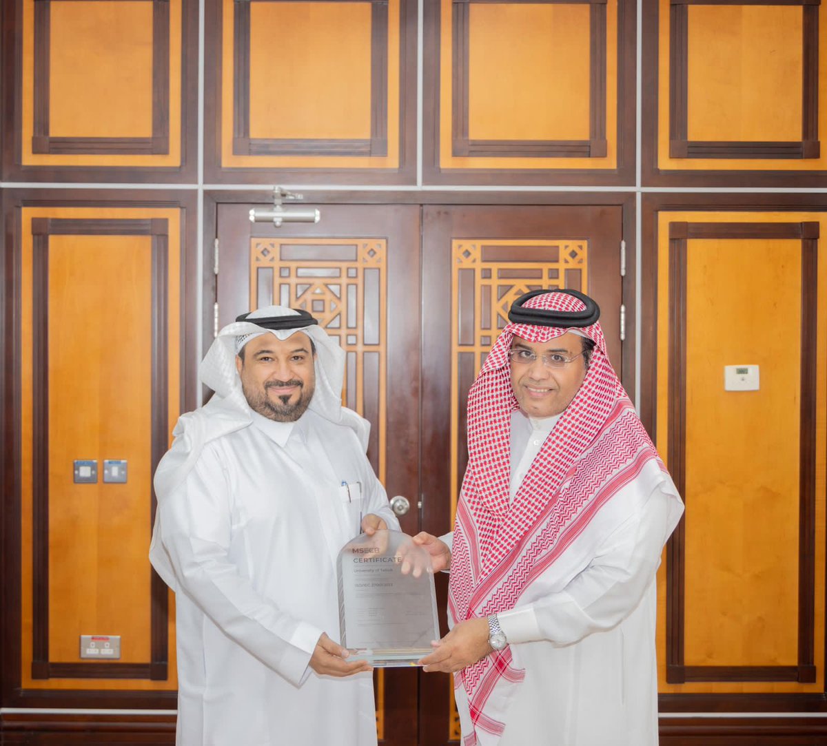 U_Tabuk's tweet photo. معالي رئيس #جامعة_تبوك أ.د.عبد الله بن مفرح الذيابي يتسلم شهادات الاعتماد الدولي الآيزو ISO من الرئيس التنفيذي لشركة رموز د.طلال العقيلي في ثلاثة أنظمة وهي: ( نظام إدارة خدمات تقنية المعلومات - نظام إدارة الأمن السيبراني - نظام إدارة استمرارية الأعمال ).
@U_Tabuk https://t.co/o3ioD6VGVL