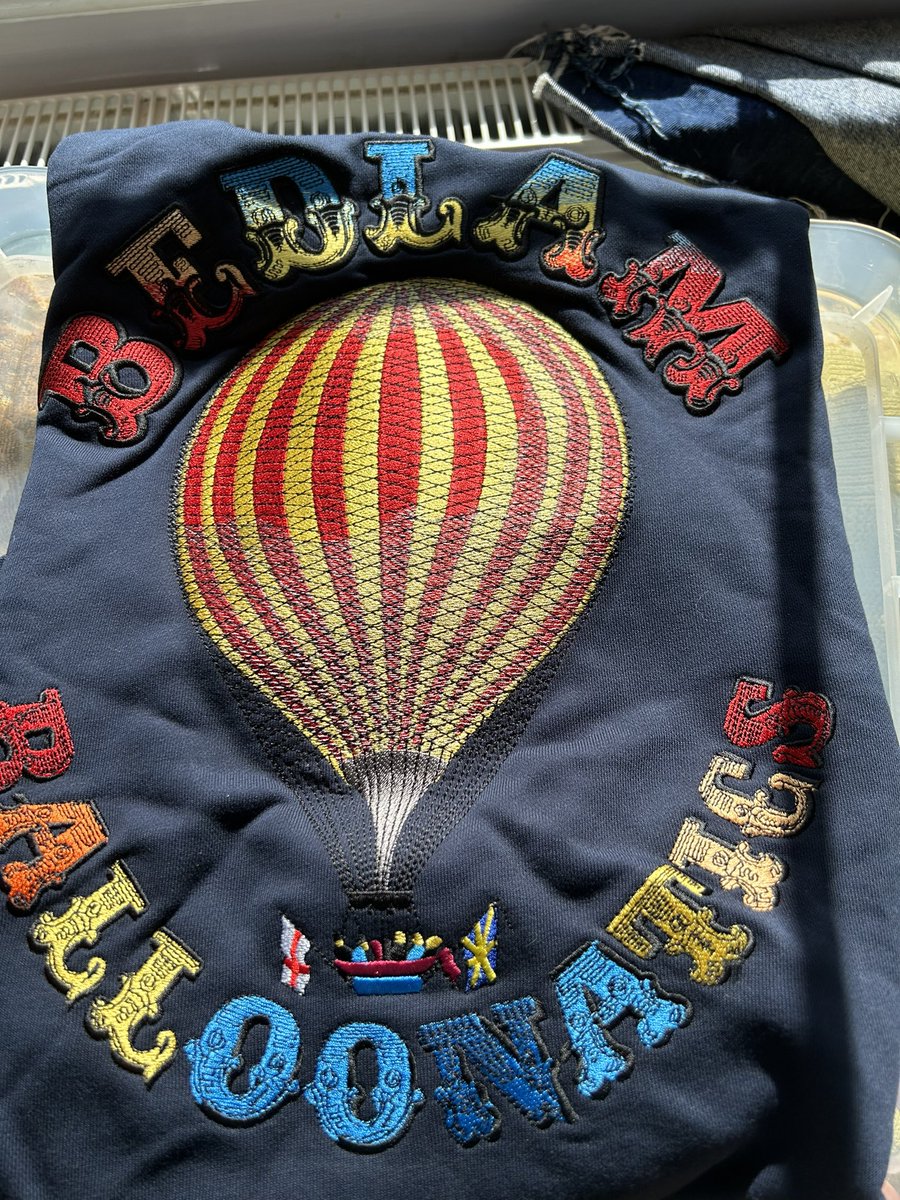 NewsfromBedlam's tweet photo. …followed by @almadonduran with #nickrhodes wishing he had a #Balloonatic #sweatshirt, too;
finally #MisterWesley again before a pic of back of neck embroidery.
Ready, steady #chocksaway
#EarlofBedlam #sportswear #sportsluxe #hotairballooning @HotairballoonCN @HotAirEvents https://t.co/xahj8yvKHb