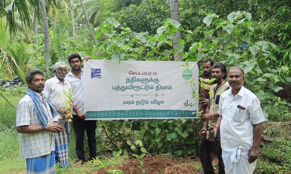 cpsavesoil's tweet photo. Farmers in Tamil Nadu, under the guidance of the  Cauvery Calling movement, celebrated #RiverRevitalizationDay by planting saplings in their agricultural lands on the 2nd and 3rd of September. Over 227,567 trees were planted in the lands of 132 farmers in 36 districts across the state.