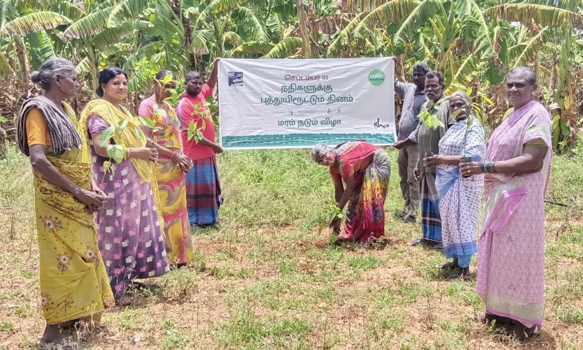 cpsavesoil's tweet photo. Farmers in Tamil Nadu, under the guidance of the  Cauvery Calling movement, celebrated #RiverRevitalizationDay by planting saplings in their agricultural lands on the 2nd and 3rd of September. Over 227,567 trees were planted in the lands of 132 farmers in 36 districts across the state.