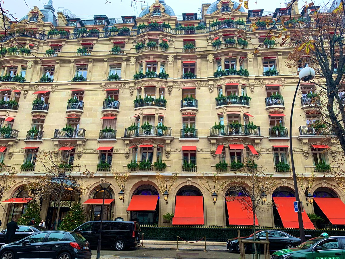 Photo taken in front of the Palace Plaza - Athenée in Paris
#paris #plazaathenee #photography #photographer #architecture #photooftheday #landscapephotography