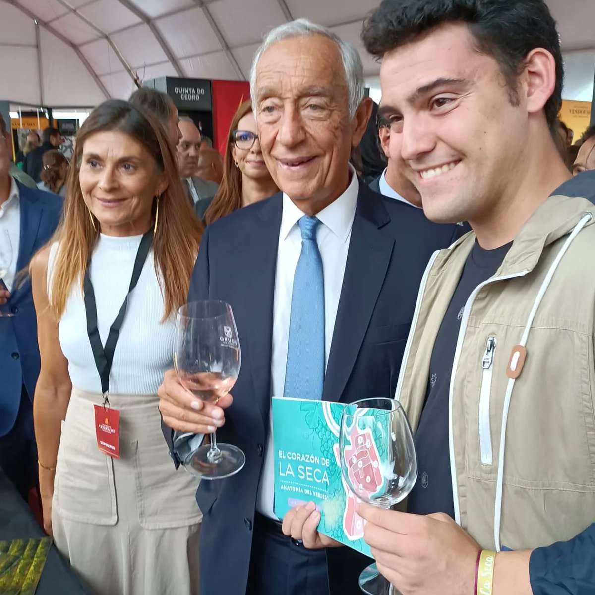 RutaVinoVerdejo's tweet photo. La Seca salta a #Portugal y está presente en #Vindouro en São João da Pesqueira. El Pte. de la República Portuguesa, Marcelo Rebelo da Sousa  recibe el Catálogo de Viñedos Singulares de La Seca de manos de nuestro Teniente Alcalde, Raúl Crespo en el stand de @CampoEliseoWine https://t.co/vp0YHhj9VJ