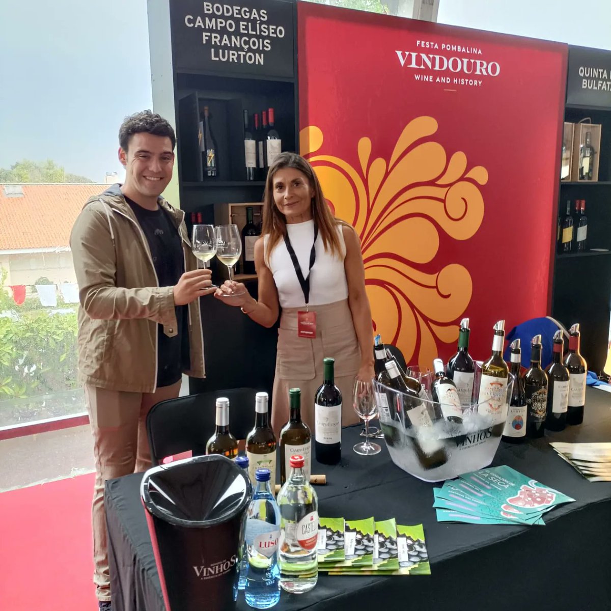 RutaVinoVerdejo's tweet photo. La Seca salta a #Portugal y está presente en #Vindouro en São João da Pesqueira. El Pte. de la República Portuguesa, Marcelo Rebelo da Sousa  recibe el Catálogo de Viñedos Singulares de La Seca de manos de nuestro Teniente Alcalde, Raúl Crespo en el stand de @CampoEliseoWine https://t.co/vp0YHhj9VJ