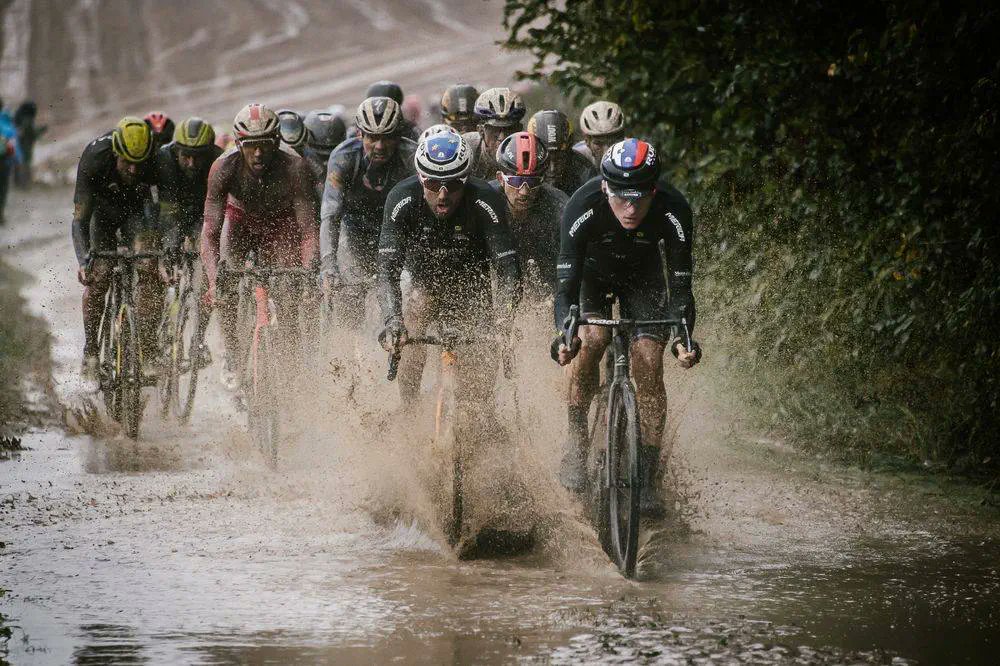 joss__ok's tweet photo. @lavuelta @cxcling Mientras tanto...... https://t.co/iFKX3k90HU