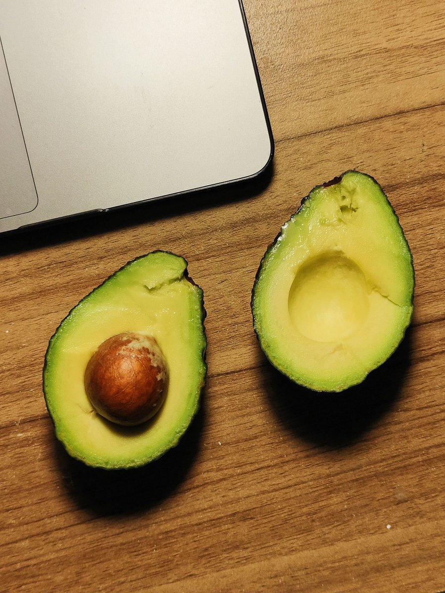 Provide32110311's tweet photo. Avocados are not tasty, but they look great in photos, sisters! 🤣 https://t.co/ofIHfOwQsx