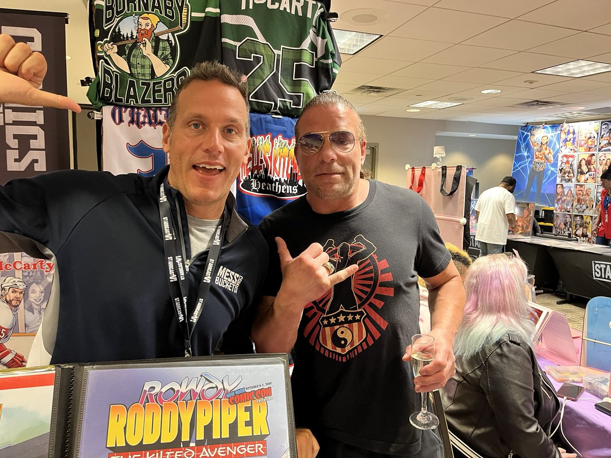 MessBucketComic's tweet image. Last day at @StarrcastEvents ! @TherealRVD came to say hello, why don’t you? #messbucketcomics #comics #robvandam #rvd #schaumburg #illinois #starrcast