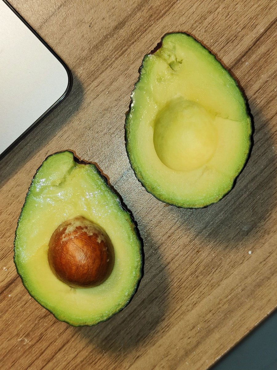 Provide32110311's tweet photo. Avocados are not tasty, but they look great in photos, sisters! 🤣 https://t.co/ofIHfOwQsx
