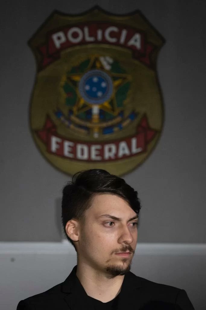 Jair Renan, filho de bolsonaro, protagonizou uma situação ridícula ao entrar na área restrita para pegar presentes recebidos pelo seu pai, à época ainda  no mandato de presidente da República.

Para a surpresa dos funcionários do local, ele chegou avisando que  gostaria de