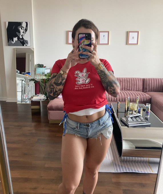 Hope your Sunday is sunny or however you want it to be. https://t.co/Hhdk7sh9jA