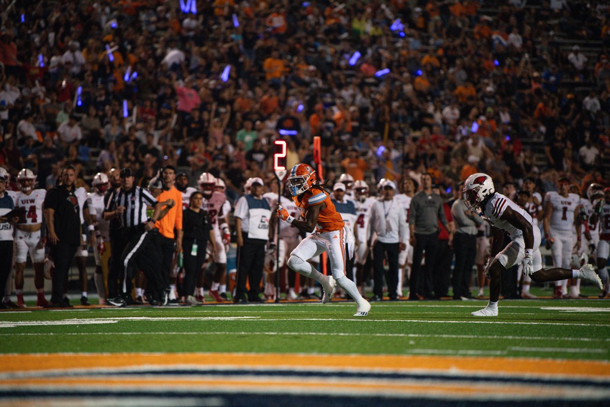 UTEPFB's tweet photo. 📸 UTEP 28 - UIW 14 https://t.co/0u8qStBIst