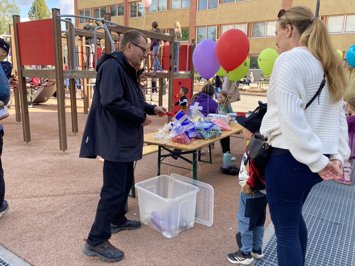 Ilmapallo 🎈on iloinen asia! Ihmisten kohtaaminen ja #yhteisöllisyys rakentuu pienistä asioista ja aluista. Pakilan kylätapahtumassa @Pakilansrk on aina ollut aktiivisesti mukana menossa. #meidänpakila <a href="/Kirkko_HKIssa/">Kirkko Helsingissä</a>