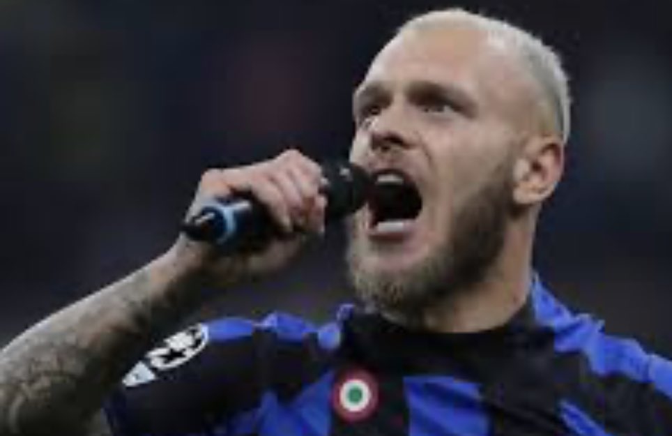 Screwdrivers2's tweet photo. Dobbiamo esserci persi il commento inquisitore del qui citato sedicente giornalista allorquando un idiota cantava col microfono a San siro insieme ad altri sui sodali malvestiti. https://t.co/4SayloHoGR