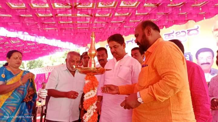 LSrinivasBJP's tweet image. ಗೌರಿ ಗಣೇಶ ಹಬ್ಬದ ಪ್ರಯುಕ್ತ  ಮಾನ್ಯ ಮಾಜಿ ಸಚಿವರಾದ ಶ್ರೀ @RAshokaBJP ಅವರ ನೇತೃತ್ವದಲ್ಲಿ ಪದ್ಮನಾಭನಗರ ವಿಧಾನಸಭಾ ಕ್ಷೇತ್ರದ ಮಹಿಳೆಯರಿಗೆ ಬಾಗಿನ ವಿತರಣೆ ಮಾಡುವ ಕಾರ್ಯಕ್ರಮದಲ್ಲಿ ಪಾಲ್ಗೊಂಡ ಸಂದರ್ಭ.

#GowriGanesha #LSrinivas #KumarswamyLayoutBJP #PadmanabhanagarBJP