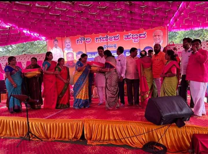 LSrinivasBJP's tweet image. ಗೌರಿ ಗಣೇಶ ಹಬ್ಬದ ಪ್ರಯುಕ್ತ  ಮಾನ್ಯ ಮಾಜಿ ಸಚಿವರಾದ ಶ್ರೀ @RAshokaBJP ಅವರ ನೇತೃತ್ವದಲ್ಲಿ ಪದ್ಮನಾಭನಗರ ವಿಧಾನಸಭಾ ಕ್ಷೇತ್ರದ ಮಹಿಳೆಯರಿಗೆ ಬಾಗಿನ ವಿತರಣೆ ಮಾಡುವ ಕಾರ್ಯಕ್ರಮದಲ್ಲಿ ಪಾಲ್ಗೊಂಡ ಸಂದರ್ಭ.

#GowriGanesha #LSrinivas #KumarswamyLayoutBJP #PadmanabhanagarBJP