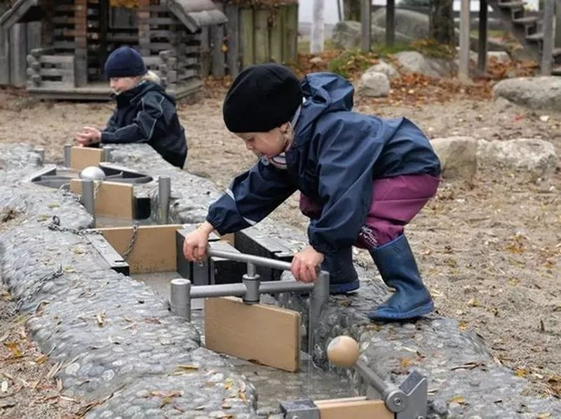 NaoCasanova's tweet photo. Existen PARQUES INFANTILES donde los niños se divierten con instalaciones hidráulicas a su escala: sistemas de compuertas, norias, canales con caídas, rápidos... 
🥰 https://t.co/DQVCo3gQzk