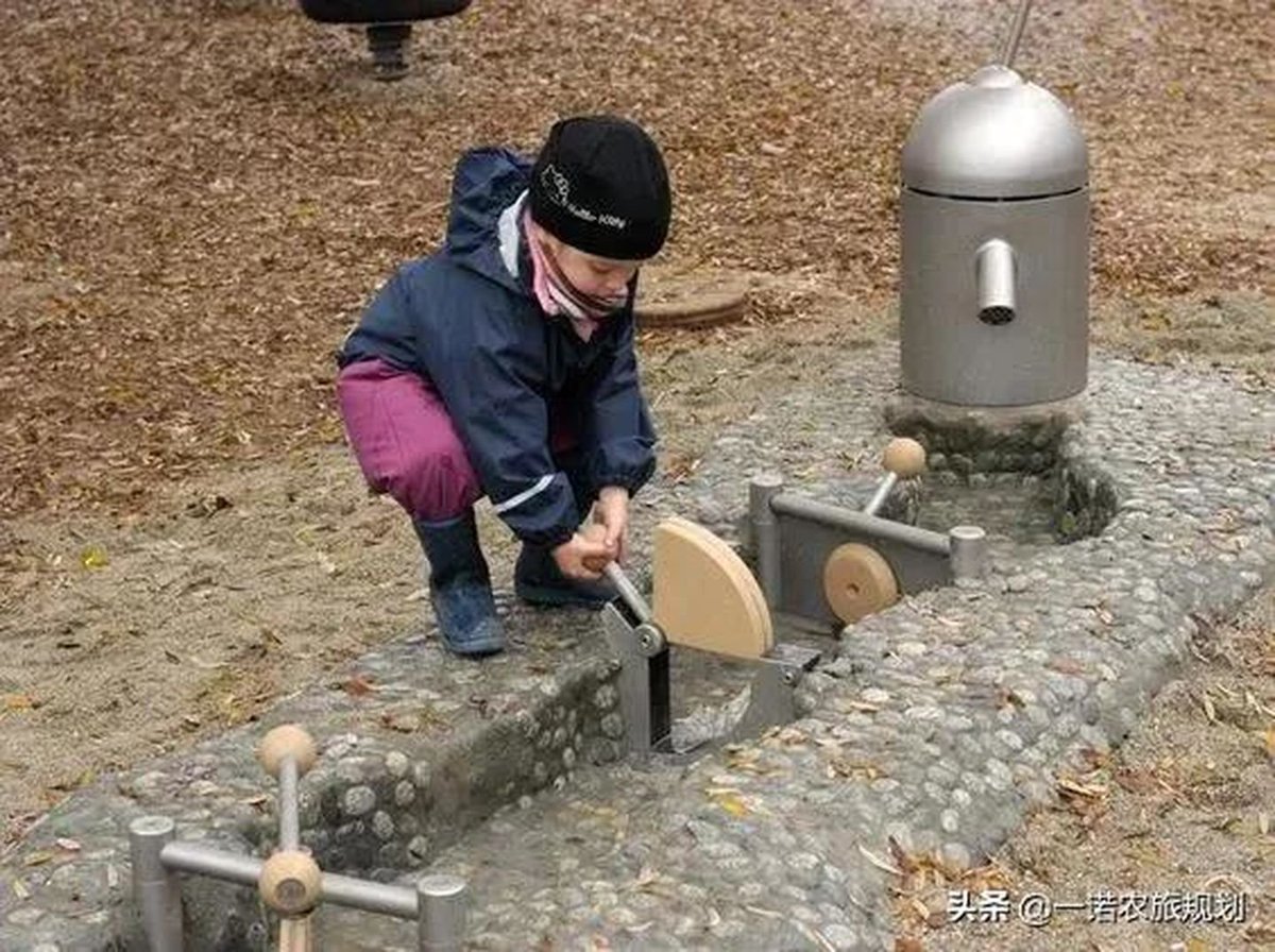 NaoCasanova's tweet photo. Existen PARQUES INFANTILES donde los niños se divierten con instalaciones hidráulicas a su escala: sistemas de compuertas, norias, canales con caídas, rápidos... 
🥰 https://t.co/DQVCo3gQzk