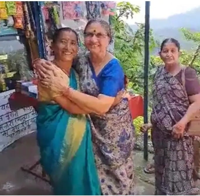 ukilaw's tweet image. Two simple ladies meeting each other at Neelkanth temple near Rishikesh in Uttarakhand....one runs a flower shop outside the temple and the other was there simply to offer her prayers.... though their brothers are amongst the most powerful men in India today, there is absolutely…