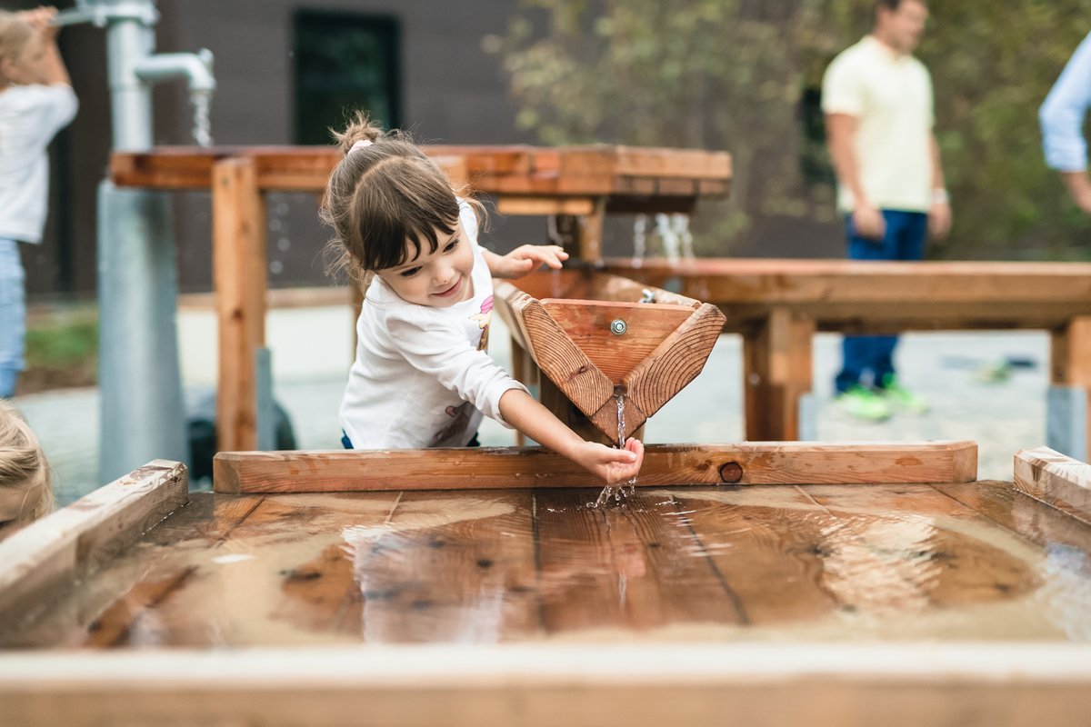 Existen PARQUES INFANTILES donde los niños se divierten con instalaciones hidráulicas a su escala: sistemas de compuertas, norias, canales con caídas, rápidos... 
🥰