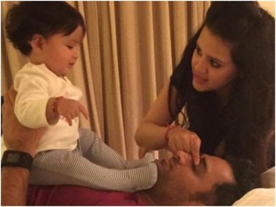 RoshanKrRaii's tweet photo. When ziva was born in 2015 during the WC, MS Dhoni said “ I am on national duty, Won't go back and leave my team in the middle”

Today, Bumrah left immediately in the middle of the Asia Cup for the birth of his child.

Guess, that kind of commitment is no longer existent. https://t.co/foTF4JjX2t