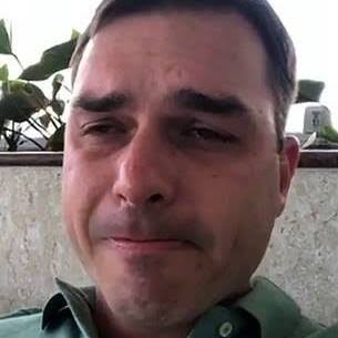 GRAVE: o senador Flávio Bolsonaro registrou boletim de ocorrência contra uma influencer trans. O motivo? Ela afirmou em um podcast que ele teria transado com uma garota trans na FESTINHA PRIVADA DO NEYMAR. Eu quero deixar bem claro que acredito na versão do Flávio. Ele jamais