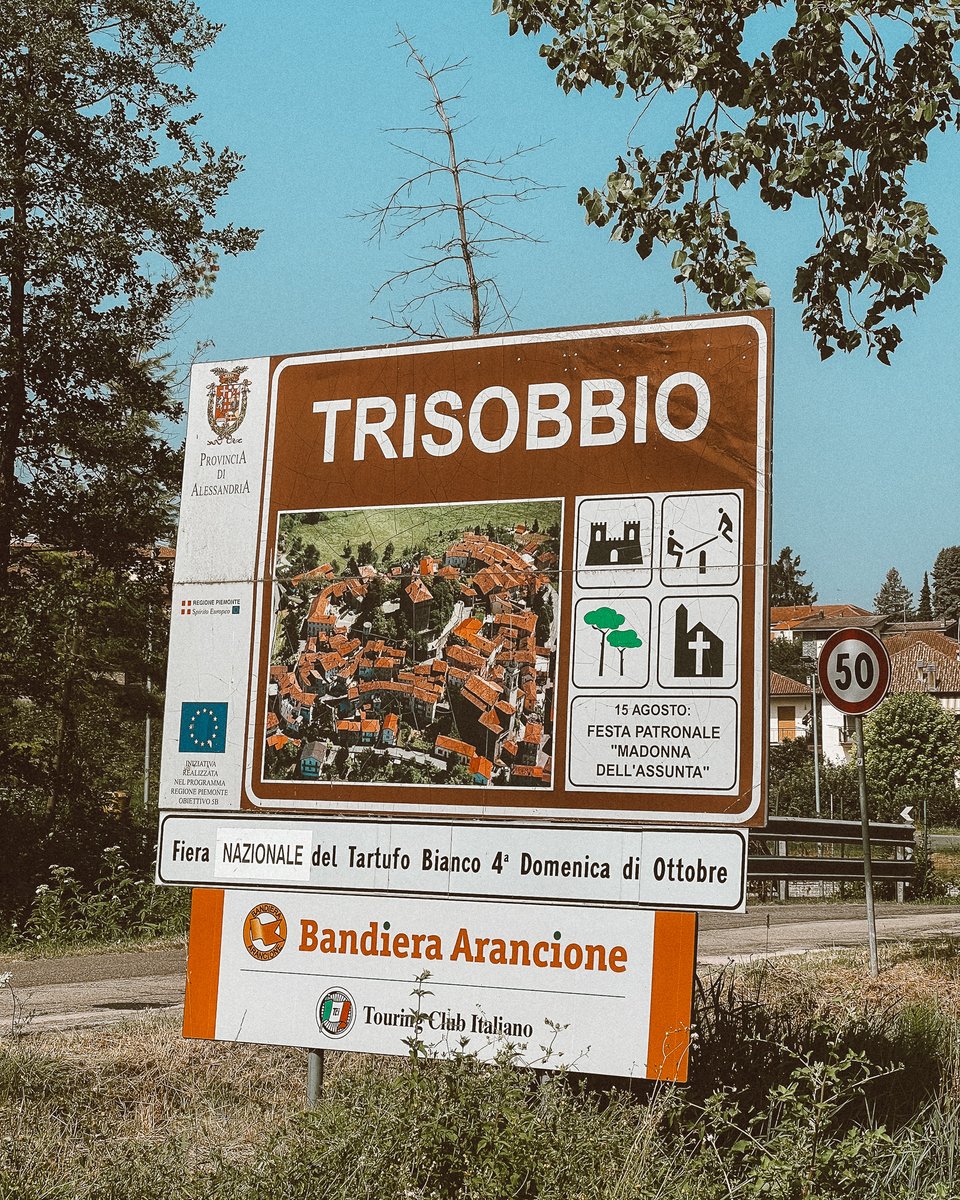 Moving on we drove through the close by beautiful and hilly landscape towards Trisobbio.
A small medieval city surrounded by vineyards.
.
A big up 👍 to the community there for organising and providing with one of the best communal camper parkups so far! 🍀
.
#vanlifeitaly