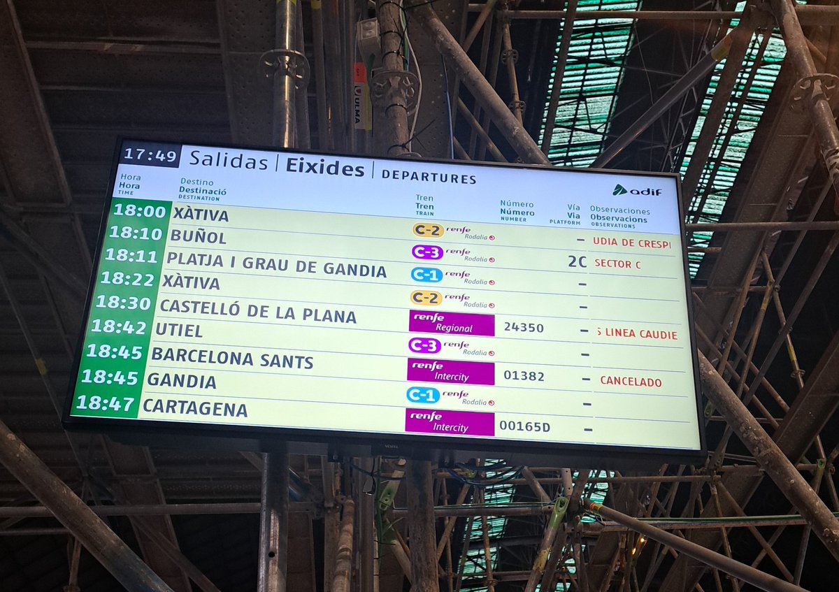 antnelho's tweet photo. @renfe @Inforenfe tenéis el email + número de todos los pasajeros del Intercity 01382, además de RRSS. ¿En serio la única manera de descubrir que se ha cancelado son las pantallas de la estación? https://t.co/kjh5MVggPW