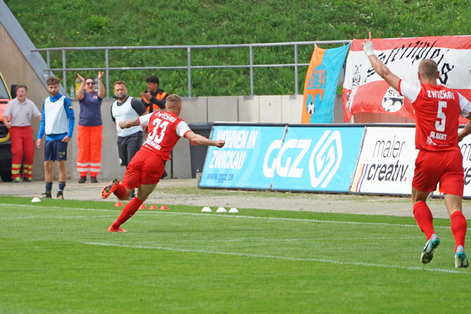 FSVZwickau's tweet photo. 📄 Was für ein Krimi! Unser #FSVZwickau hat sein Heimspiel gegen den F.C. Hansa Rostock II mit 3:2 (1:1) gewonnen. Dabei mussten #DIESCHWÄNE nach einer roten Karte fast eine gesamte Halbzeit in Unterzahl spielen. #FSVFCH
Zum kompletten Spielbericht 👉 https://t.co/fNG7vV0ImK https://t.co/wQXHYsJyxR