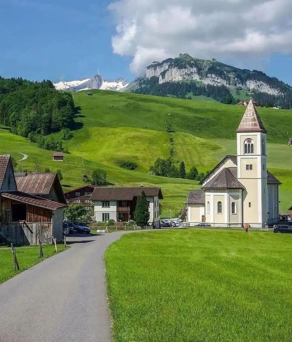 Appenzell Village
Switzerland 🇨🇭

Photo Credit: hikewithme_ch | IG