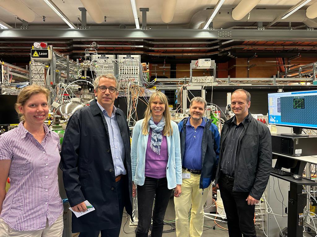 Visit to @psich_en and SwissFel. Amazing how #atoms and #molecules can be examined and how through various processes they can form new chemical bonds. Thank you, Christian Rüegg, for the great tour and our ongoing collaboration!
#paulscherrerinstitute