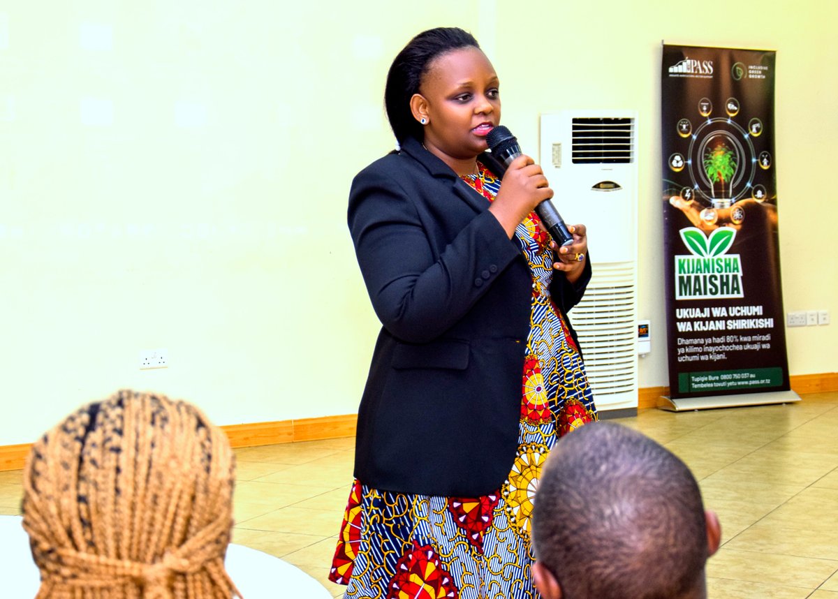 pass_trust's tweet photo. Mkurugenzi wa Fedha na Utawala - PASS Trust, Doreen Mangesho akizungumza na wafanyakazi wa PASS Trust (nchi nzima) baada ya kupata elimu ya masuala mbalimbali kuhusu ununuzi na ugavi katika warsha iliyofanyika Hotel ya APC jijini Dar es salaam. #passtrust #kilimo #tanzania https://t.co/Ug9F4P6aYa