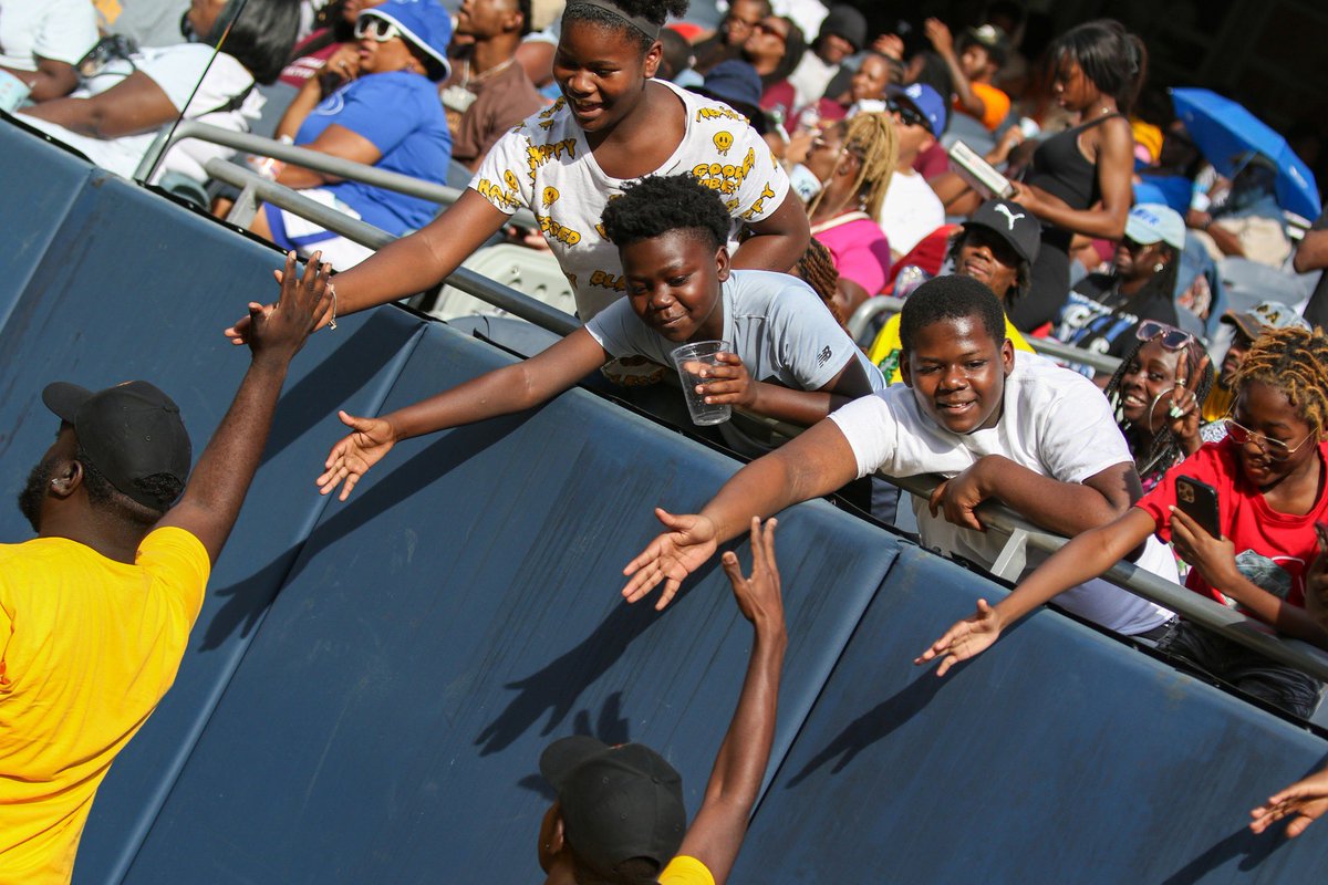 SoldierField's tweet image. What a weekend! 🙌

Thank you for helping us celebrate the 25th Annual Chicago Football Classic.

📷: GrohoskePhotography.com