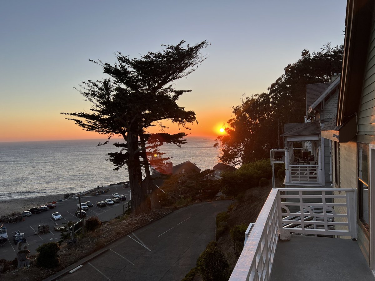 Travel blog from the California coast: synthwave sunsets, foggy coastline hikes, and ... cows!

Lots of pictures in this one

andrewburke.me/blogposts/333