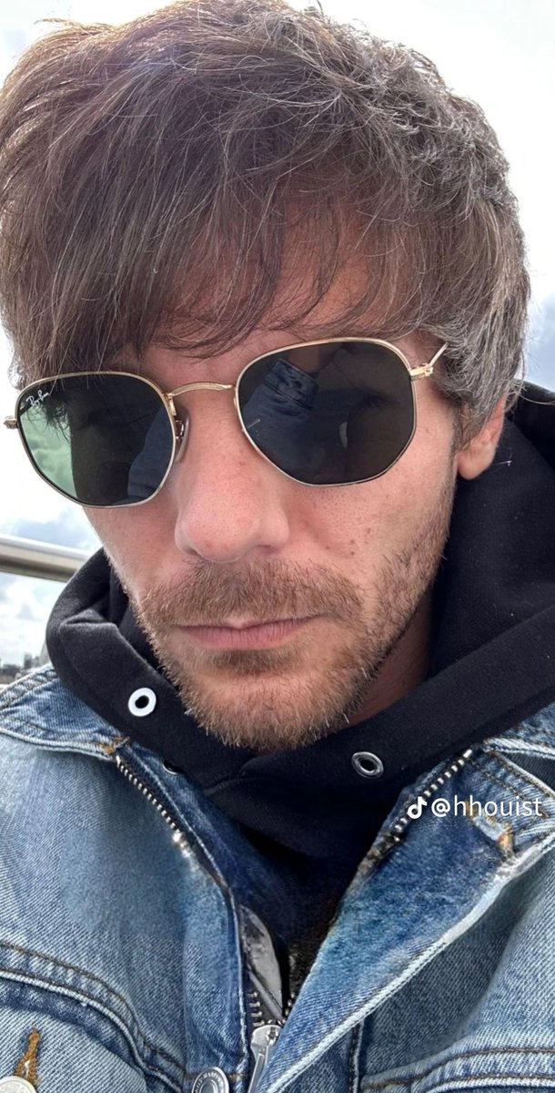 marietommoway's tweet photo. “eu amo Louis Tomlinson ” EU AMO MAIS eu amo mais Louis Tomlinson eu amo mais que todo mundo, 1% do meu amor por Louis Tomlinson equivale a todo mundo que ama Louis Tomlinson https://t.co/Oh2zYL5I7T