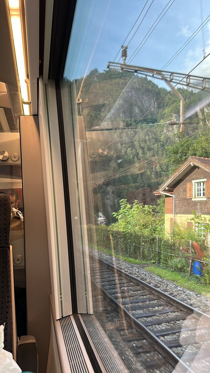 #Schweiz #SBB   #zugfahren 
Einfach chillig 
Verona-Zh in 5h. Mit dem Auto hat man länger