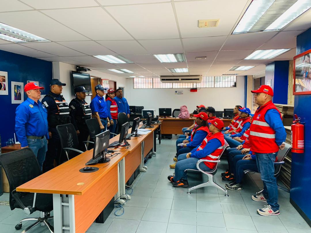 03Sep| La Oficina @UrbinaIntt conjuntamente con la @ORMinDefensa y <a href="/ElSilencioINTT/">INTT OR El Silencio</a> Se reunieron a fin  ir a las Av principales de Caracas para orientar a los conductores sobre el USO del casco protector y el cinturón de seguridad.
#MaduroVamosPaLante