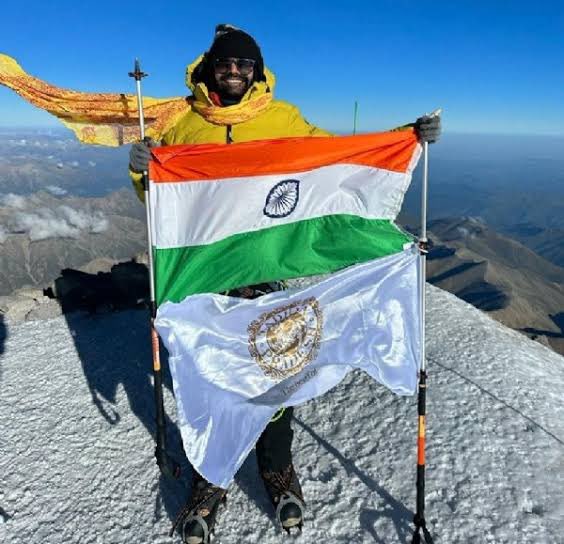 यूरोप की सबसे ऊंची चोटी पर गूंजा गायत्री मंत्र. 5 हजार 642 मीटर ऊंचे माउंट एल्ब्रुस पर चढ़े भोपाल के वरुण वडेरिया. तिरंगा फहराया. इन्होंने वहां गायत्री मंत्र भी सुनाया.