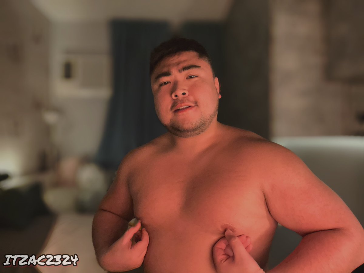 izacbfy_'s tweet photo. 明天又要上班了😮‍💨
睡前來玩一下奶頭 
如果有人可以幫捏或是舔就好了😳

對了⋯你喜歡我哪個表情比較多？
正經一點的，還是伸舌頭色色的？
留言告訴我🤭

https://t.co/pdVhvC82U4 https://t.co/mXKxy4zmFo