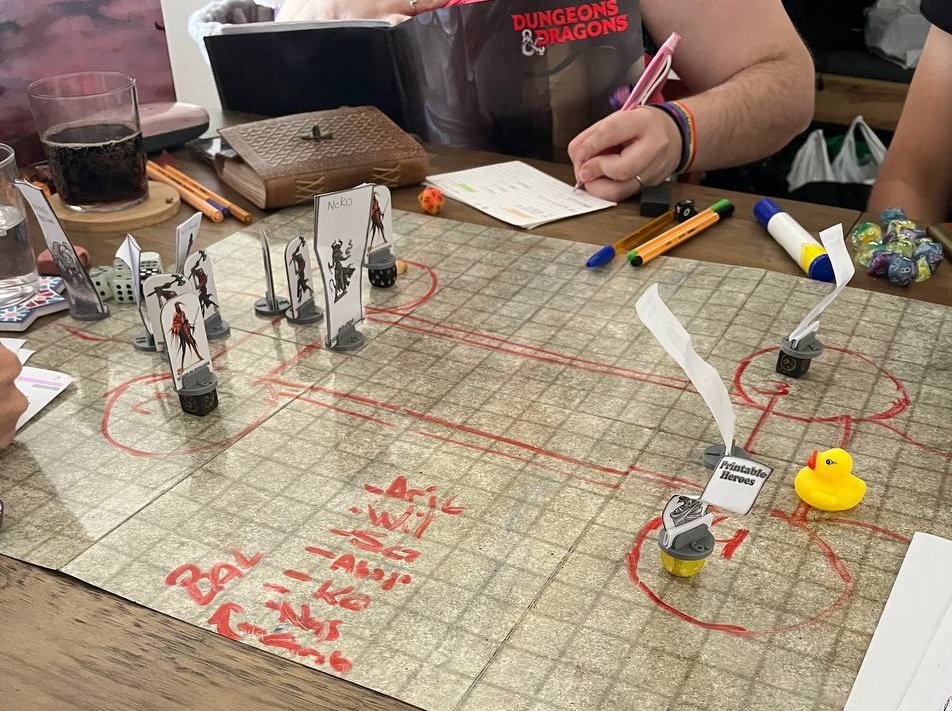 PinkTiefling94's tweet photo. Combate de #stradh contra unos vistani, la warlock invoca grater demon... a falta de minis de Barlgura, buenos son patitos de goma 😂😂

#curseofstradh #dnd5e #juegosderol https://t.co/p2N5SONOwd