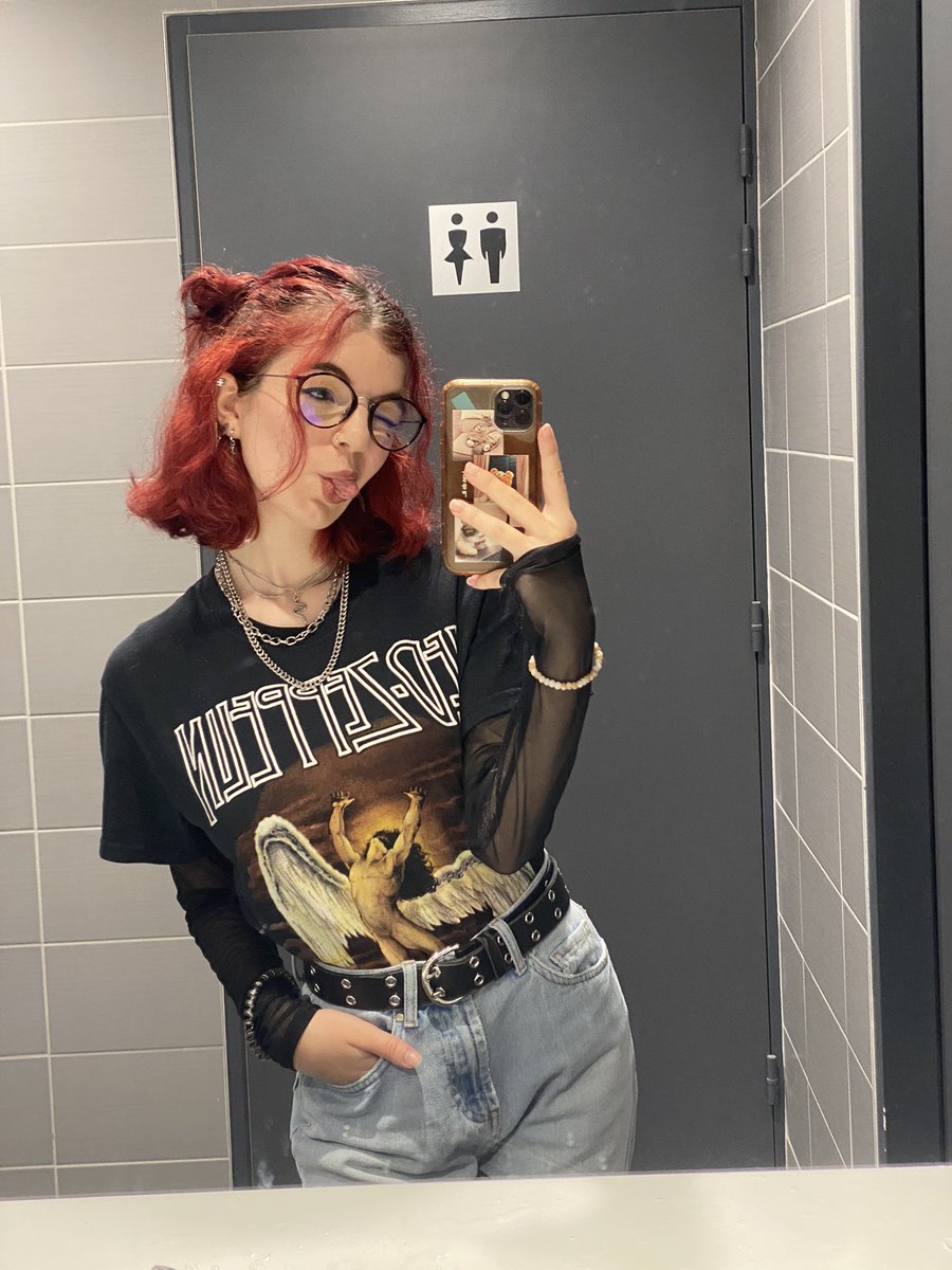 𝐙𝐨𝐞 tweet media