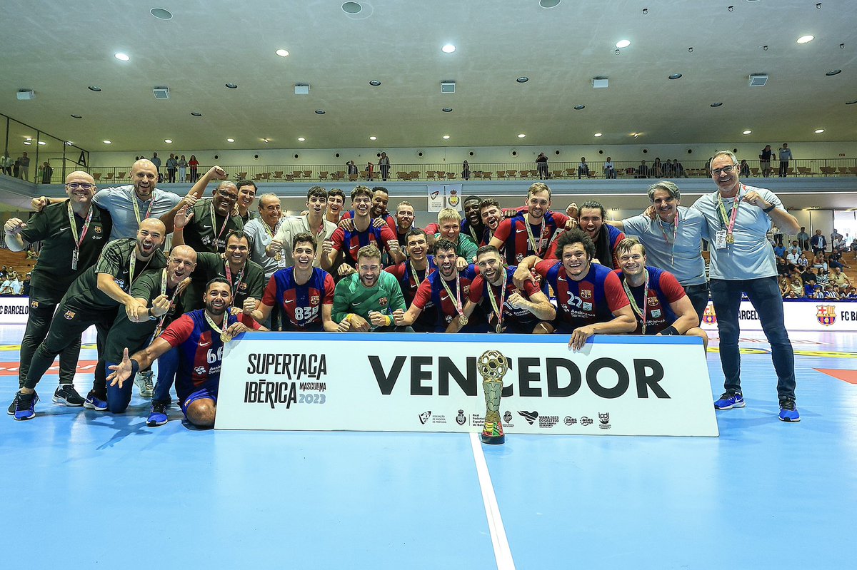 FCBhandbol's tweet photo. 📸 La foto dels 𝑪𝑨𝑴𝑷𝑰𝑶𝑵𝑺 de la Supercopa Ibèrica!

💙❤️ #ForçaBarça https://t.co/fd4q5OI8ET