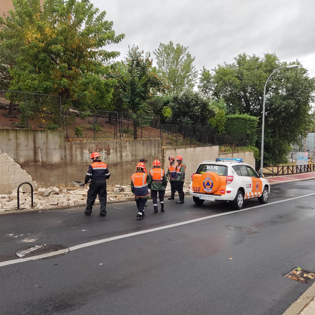 Protección Civil Collado Villalba (@protecvillalba) on Twitter photo Rogamos NO se confíen ante el fin de las precipitaciones, pueden darse situaciones como en la que estamos interviniendo junto con <a href="/PoliciaVillalba/">Policía Local Collado Villalba</a> en C/ Ruiz de Alarcón.
Pueden aún producirse desprendimientos de elementos como muros o árboles afectados por la lluvia.
Precaución Rogamos NO se confíen ante el fin de las precipitaciones, pueden darse situaciones como en la que estamos interviniendo junto con <a href="/PoliciaVillalba/">Policía Local Collado Villalba</a> en C/ Ruiz de Alarcón.
Pueden aún producirse desprendimientos de elementos como muros o árboles afectados por la lluvia.
Precaución