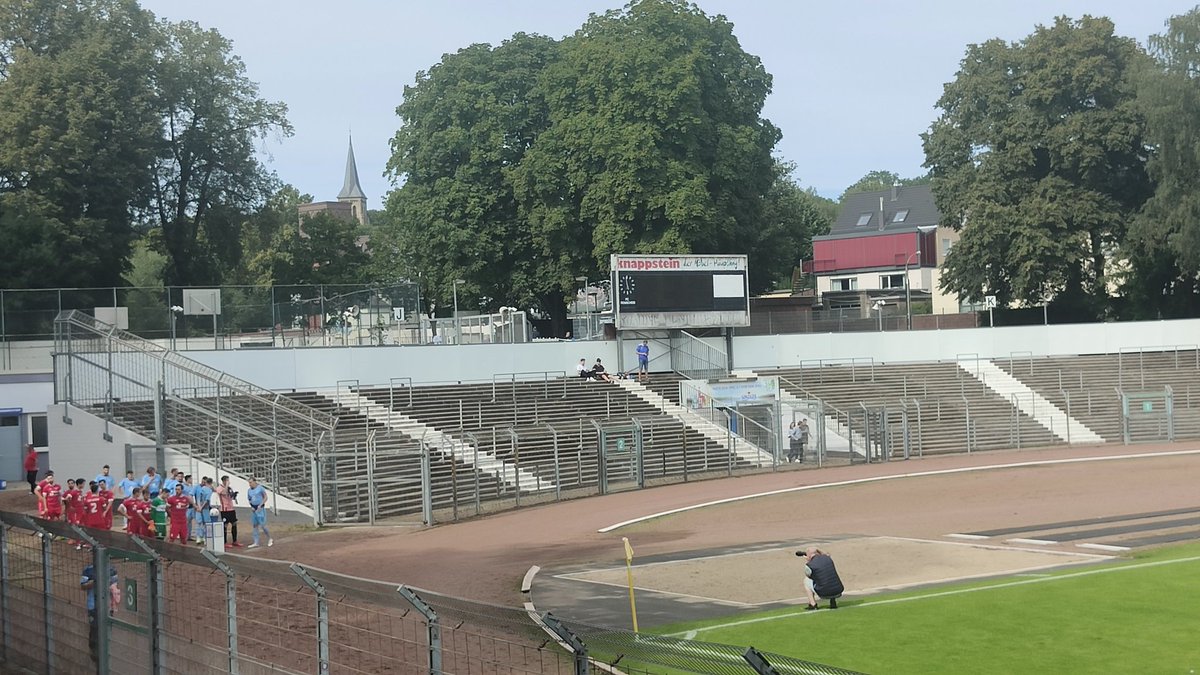 PuckJansen1954's tweet photo. Helaas gaat het #Röntgenstadion in Remscheid binnen een paar jaar verdwijnen. Begin jaren negentig speelde de #FCRemscheid nog een paar jaar in de 2e Bundesliga. Grondstuk is al verkocht, maar door de bureaucratie duurt nog wel ff, voordat er gesloopt gaat worden. https://t.co/AsOB5qBuLa