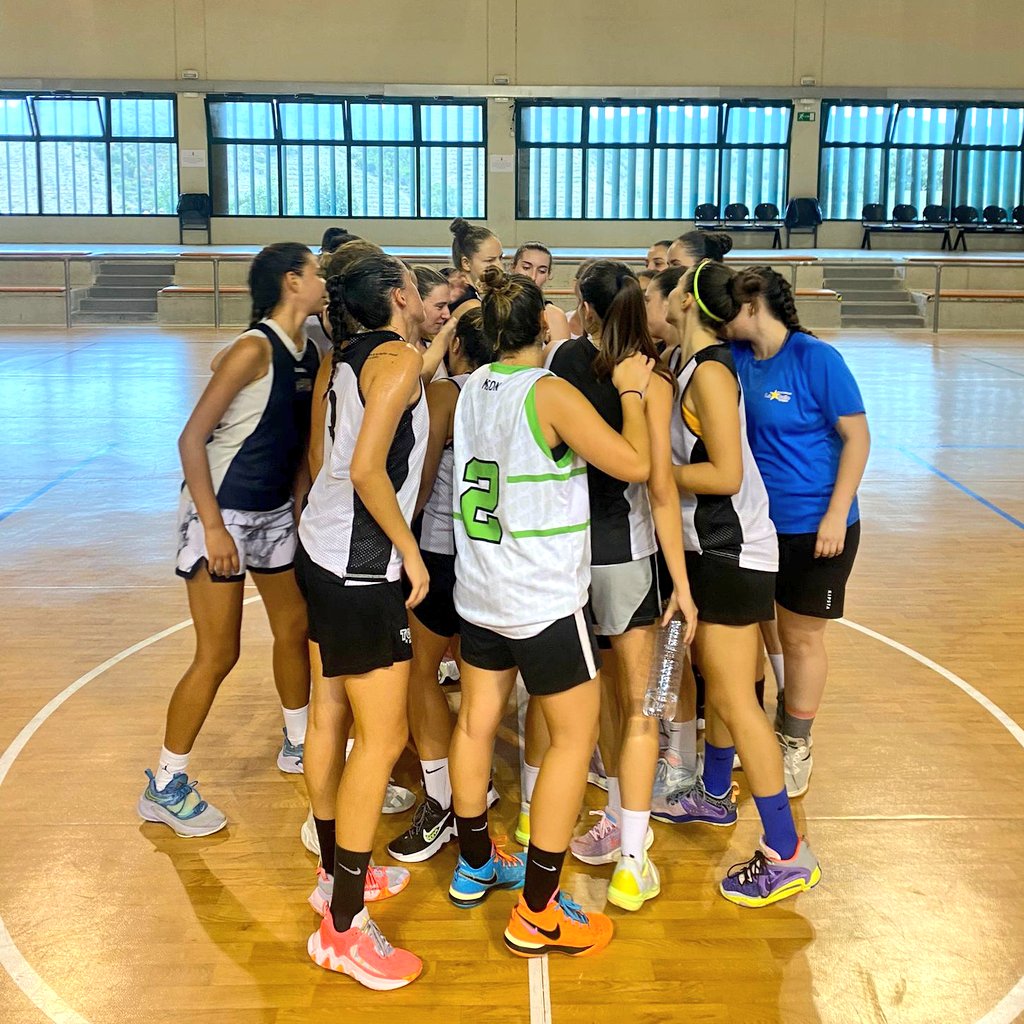 TGNBasquet's tweet photo. 📸 Stage de pretemporada del Sènior A&amp;B a 📍Cornudella!

 Fem 🍍 pinya fem TGN! 🏀
💜 Som-hi LILES! 💪 https://t.co/2PHgp16eQe