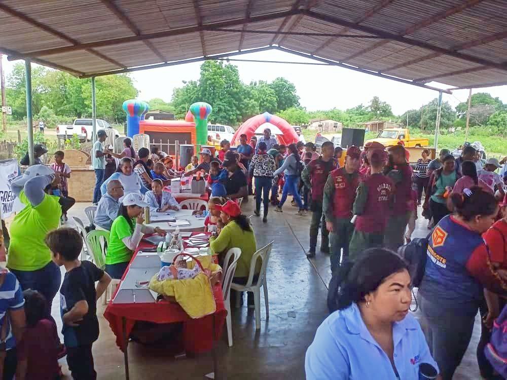 #03Sep || Presidente de <a href="/Inpsasel_vzla/">Inpsasel_vzla</a> Rusbel Rondón participa en despliegue del Plan Amor en Acción con la atención de más de Mil personas de la Comunidad Palmarito del estado Zulia. 

#MaduroVamosPalante 

<a href="/NicolasMaduro/">Nicolás Maduro</a> 
<a href="/torrealbaf/">Francisco Torrealba</a>