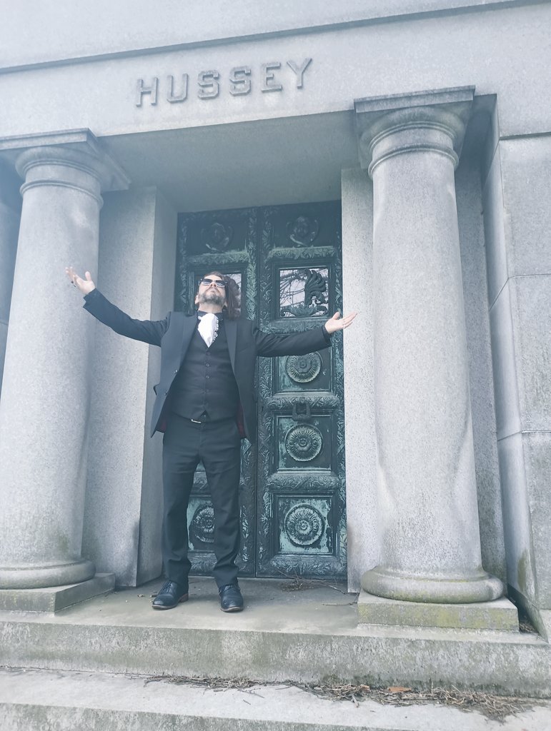 SalonTaphophile's tweet photo. 2 goths taking photos at Crown Hill in a goth honoring way so before your Cities lie in Dust,give yourself Deliverance from the living &amp; go hang out with the dead🖤🦇🪦🎶 https://t.co/gPPOGH0D1t