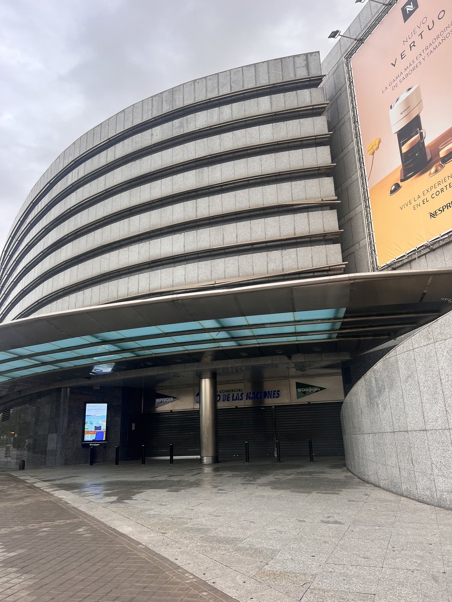 rivaslampe's tweet photo. Corte inglés de campo de las naciones cerrado por pronóstico de lluvia. 

Por mi casa ni una gota ha caído. 

¿Será que va a caer la De Dios y no me entero? https://t.co/atH28A22i6