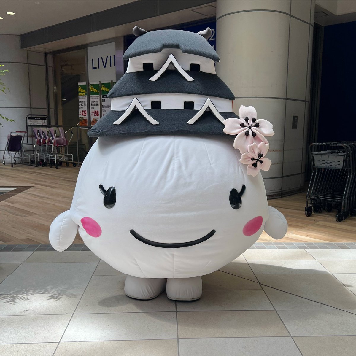 mondomascots's tweet photo. Shiromaruhime, the mascot of Himeji City, is a gentle mochi princess with Himeji Castle on her head. https://t.co/3EmZ9iQUhK